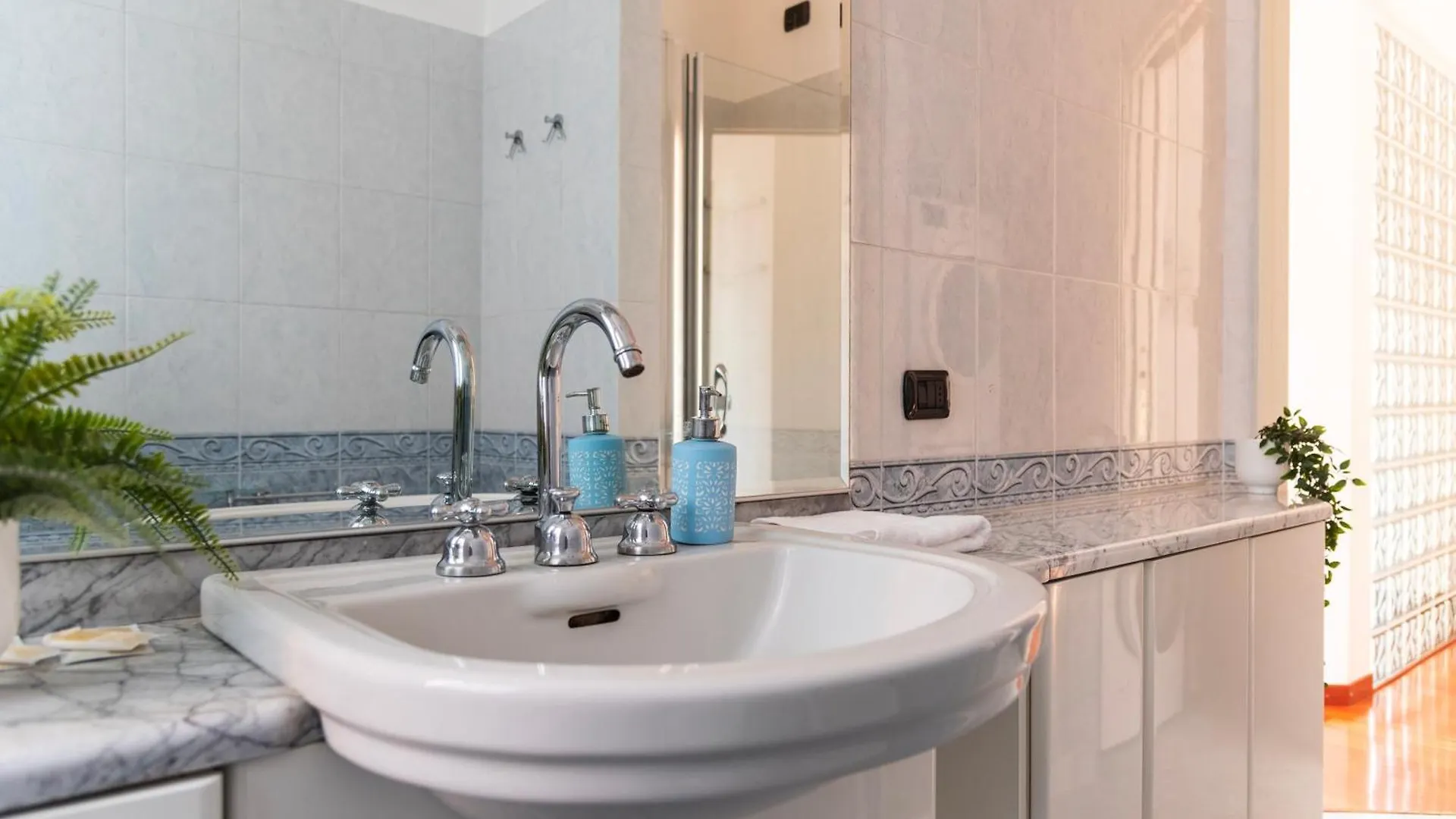 Youhosty - Cechov 21 Milano